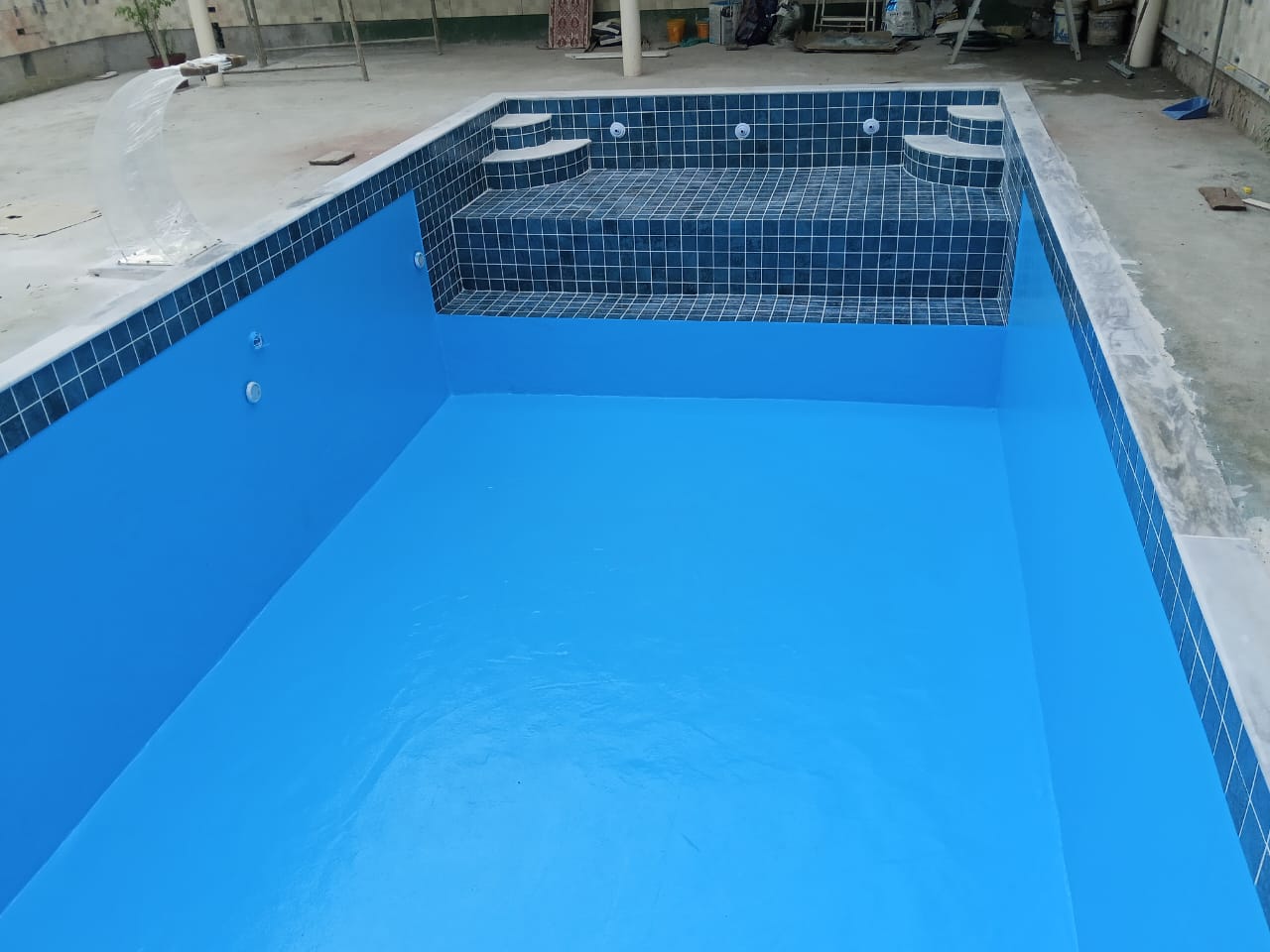 Piscina com acabamento em vinil azul