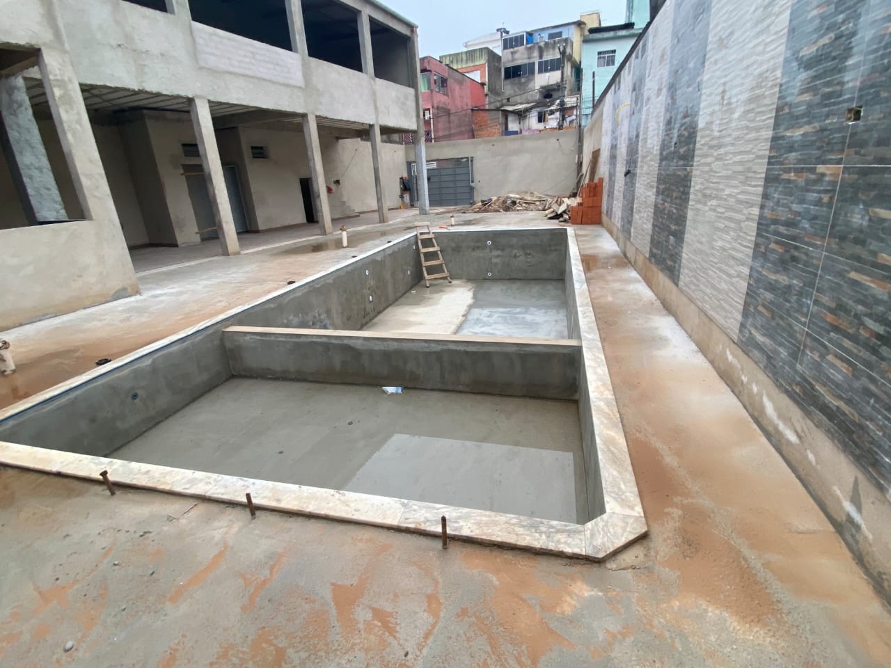Estrutura de piscina em construção
