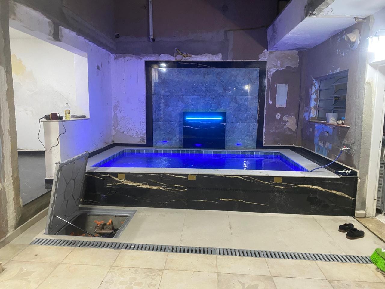 Piscina com acabamento escuro e iluminação