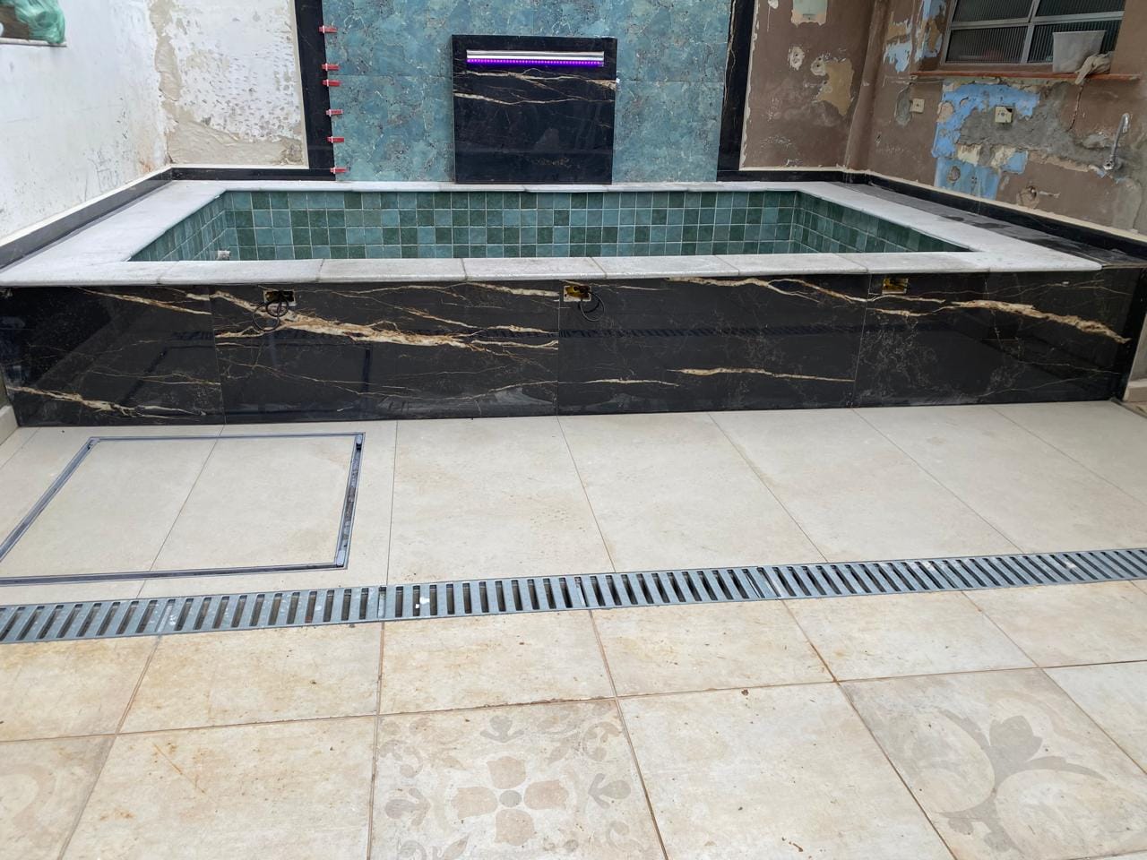 Piscina com acabamento escuro