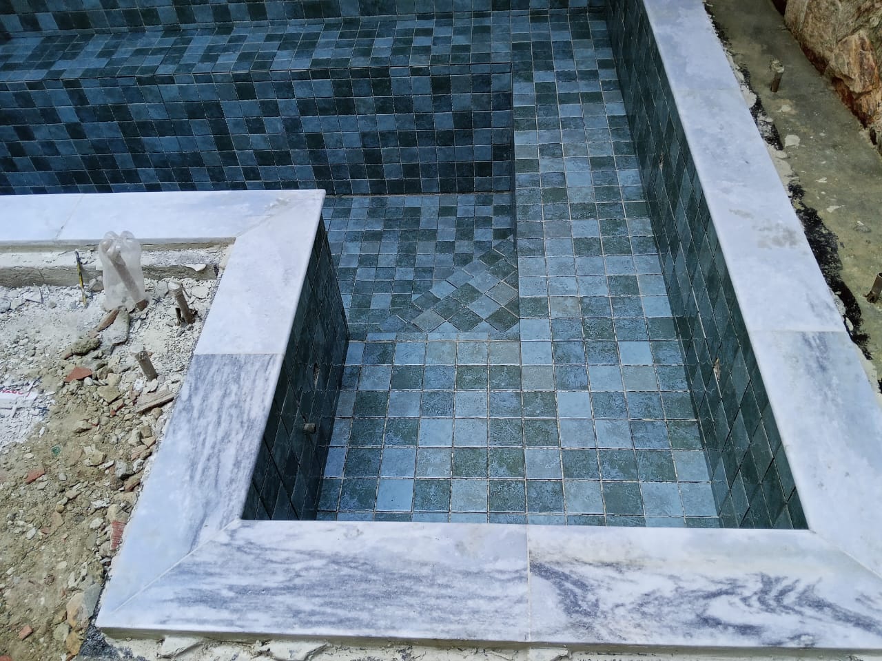 Piscina com revestimento de pastilha em obra