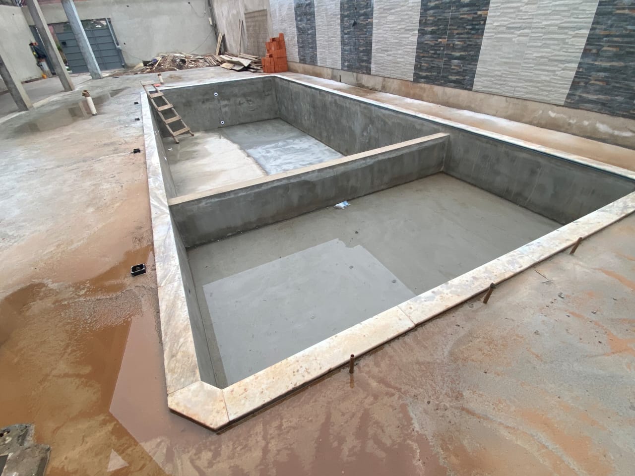 Estrutura de piscina de alvenaria em construção