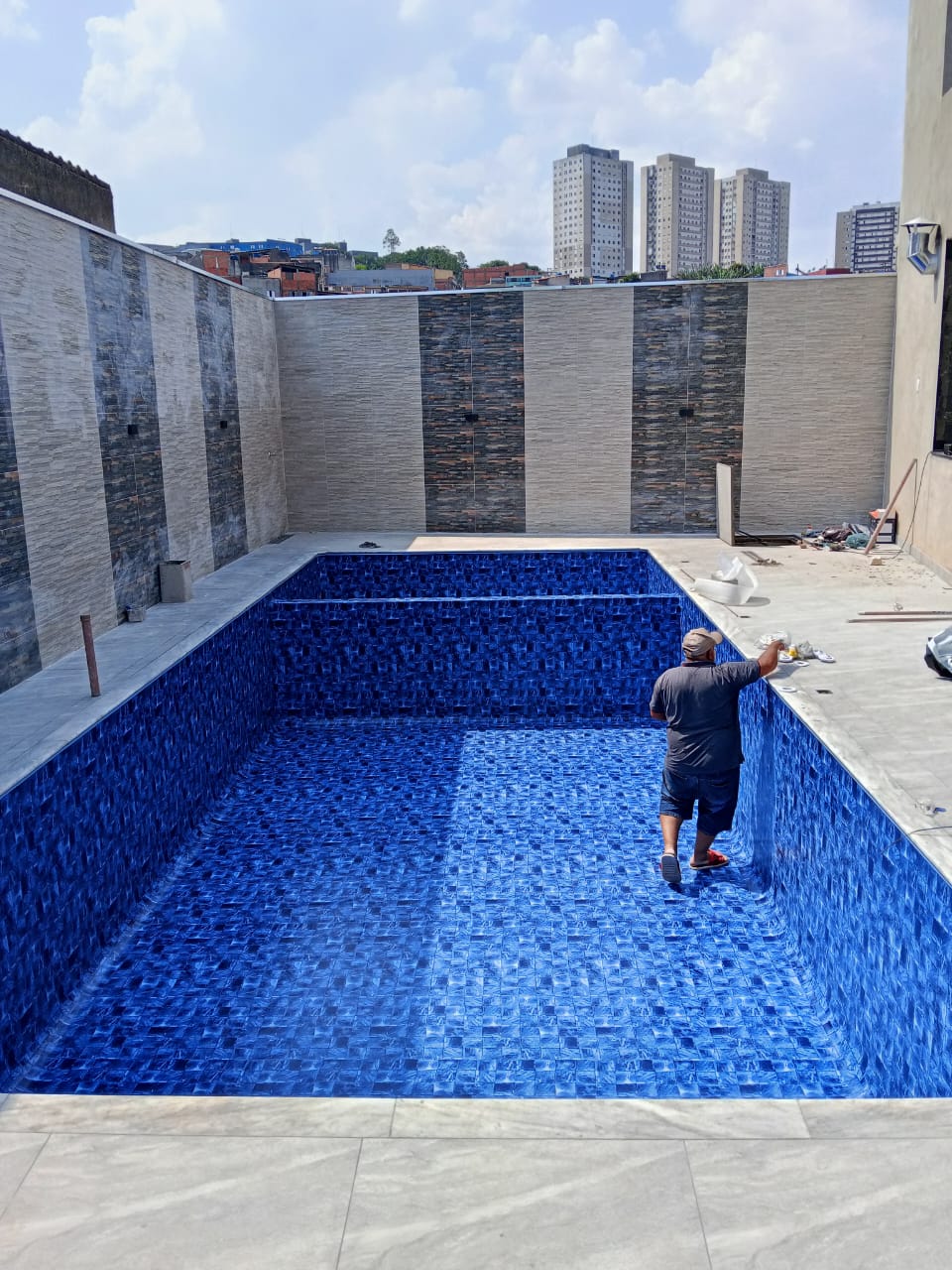 Trabalho de acabamento dentro da piscina